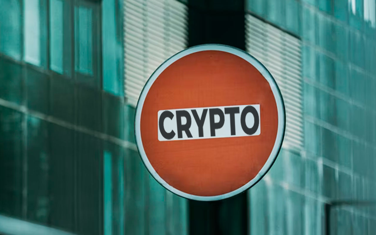 Former Federal Reserve Regulator Is Calling for Banning Crypto