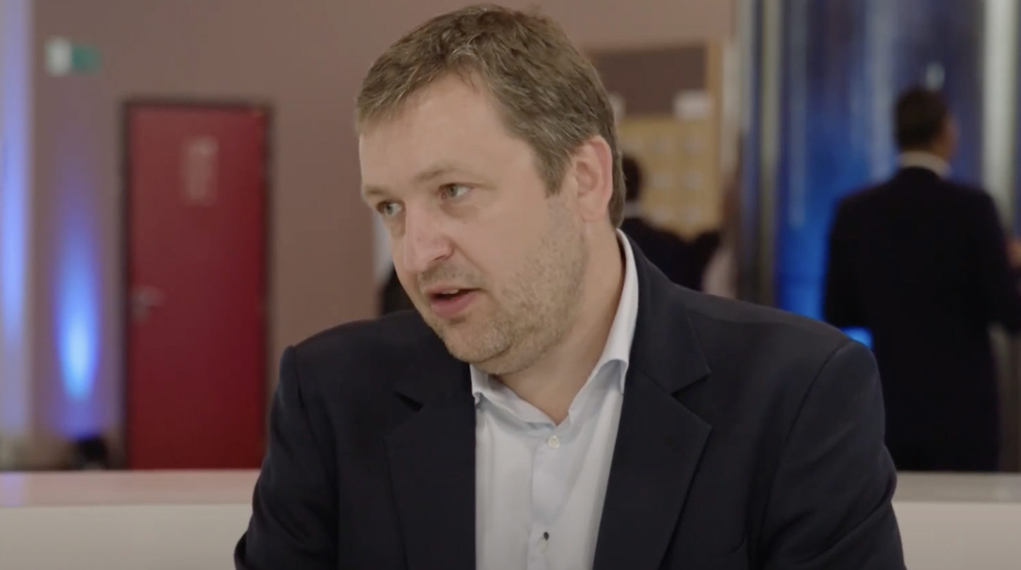 XRP's Valuation Questioned by Legendary Poker Player