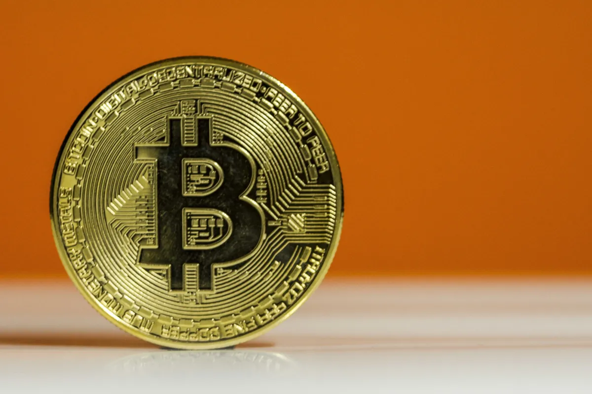 Bitcoin to $10,000 a 'Faustian Bargain': Bloomberg's Top Strategist Updates BTC Price Outlook