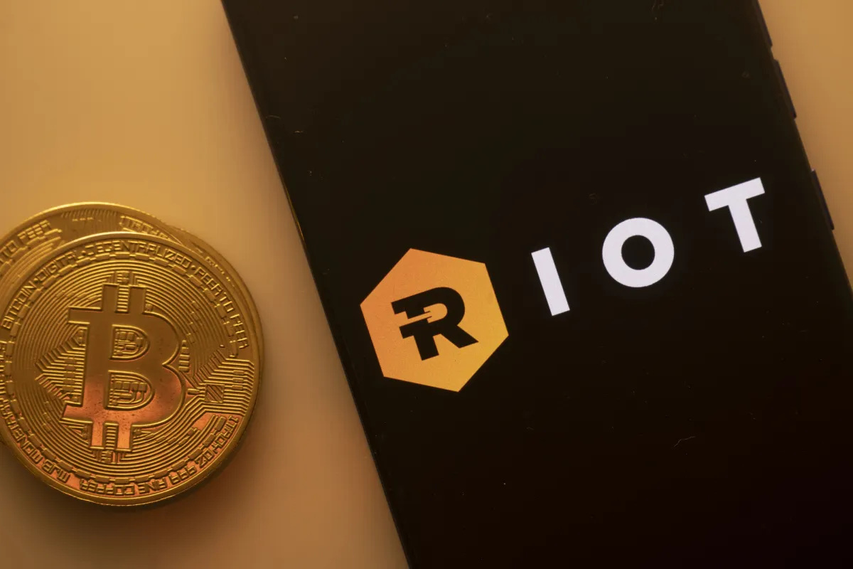 AI Over Bitcoin: Mining Giant Riot Cashes Out 4,300 BTC for Data Center Buildout