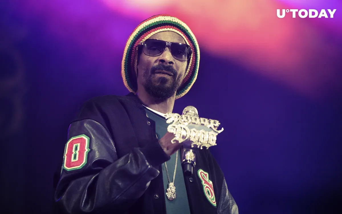 Snoop Dogg Shows Off Customized Golden Ledger Wallet on Twitter