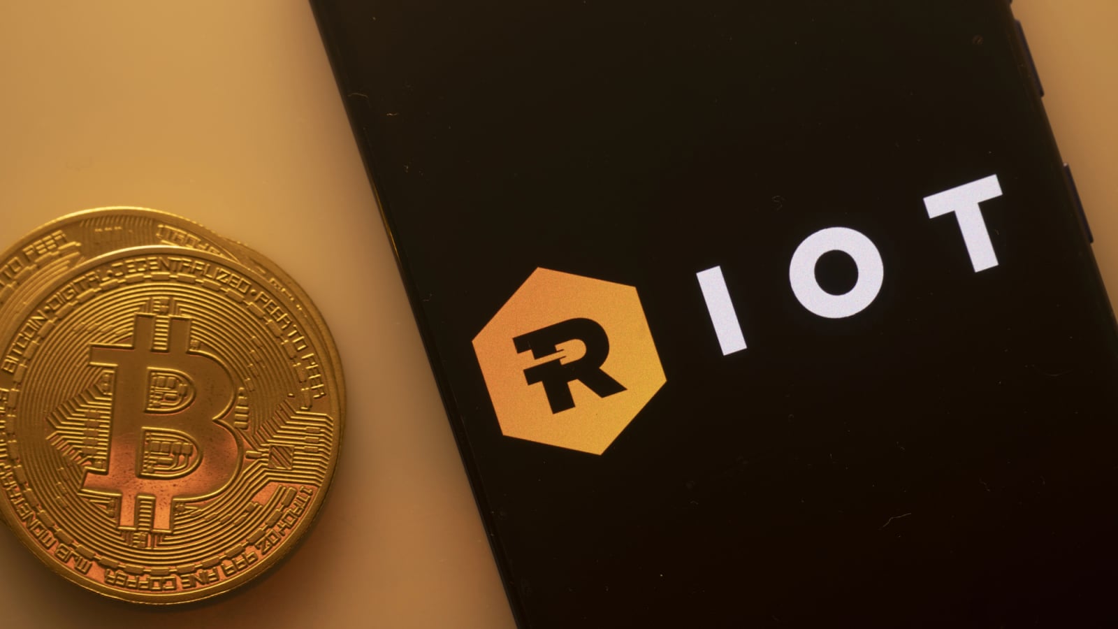 u.today - Gamza Khanzadaev - AI Over Bitcoin: Mining Giant Riot Cashes Out 4,300 BTC for Data Center Buildout