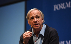 Ray Dalio Lambastes Bitcoin (BTC), Praises Gold in Davos