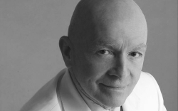 Legendary Fund Manager Mark Mobius Likens Bitcoin to "Casino Operation"