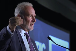 Peter Schiff Mocks MicroStrategy CEO's Plan to “Take Bitcoin to the Grave”