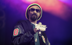 Snoop Dogg Shows Off Customized Golden Ledger Wallet on Twitter