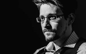 Edward Snowden Tweets About Bitcoin and Failing U.S. Dollar