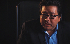 Tom Lee Still Claims Bitcoin Will Reach $100,000 in 2021 Despite 54 Percent Correction