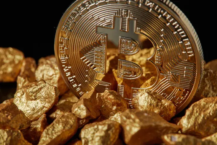 Peter Schiff's Nightmare: Bitcoin Holding Steady as Gold Crashes