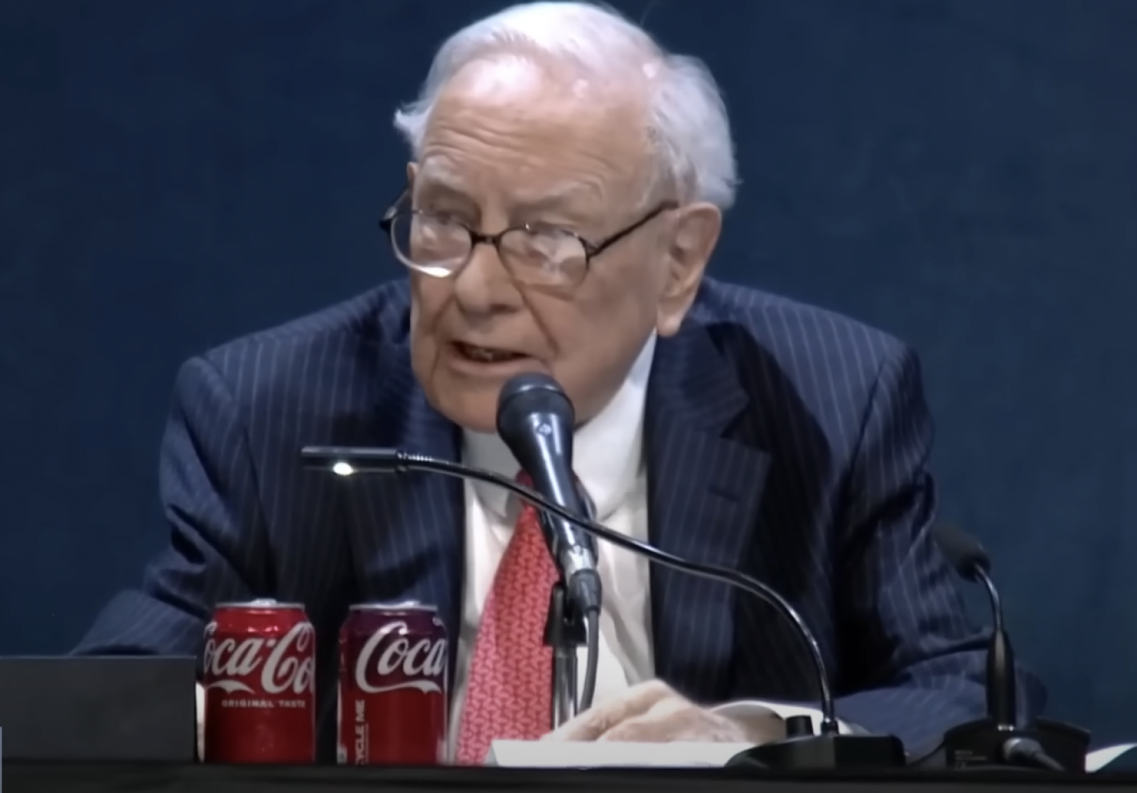 “کمی بیت کوین بخرید”: Bitwise Warren Buffett به هشدار دلار واکنش نشان می دهد